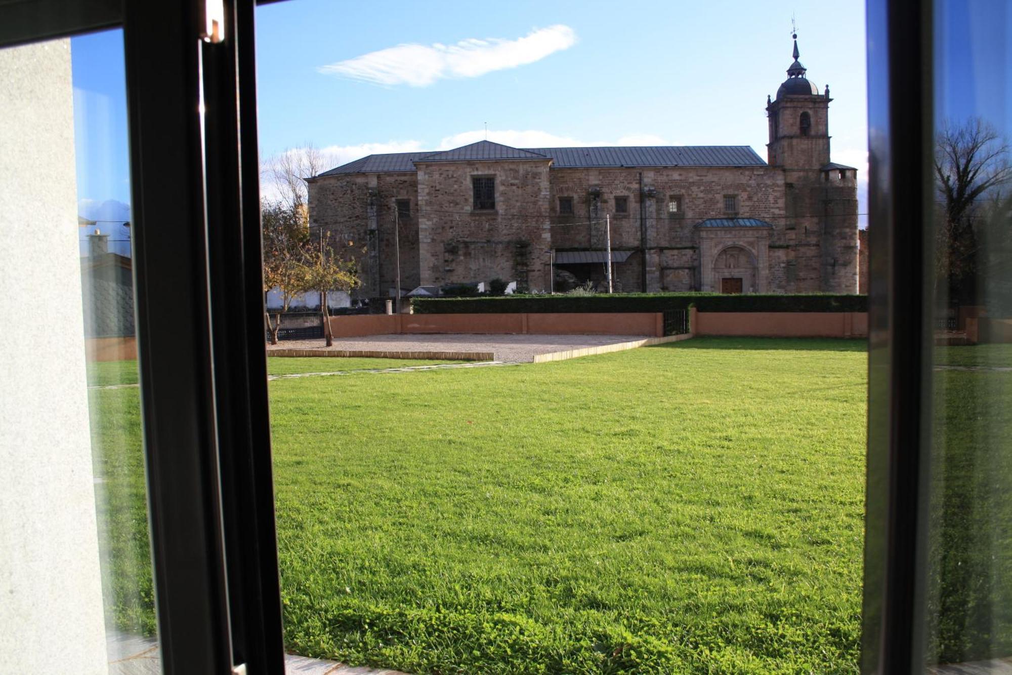 Alojamiento Ubaldo Nieto Hotel Carracedo del Monasterio ภายนอก รูปภาพ